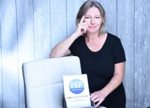 Sabine Schwarze mit den PEP Karten von Markus Zimmermann. PEP wird sichtbar.